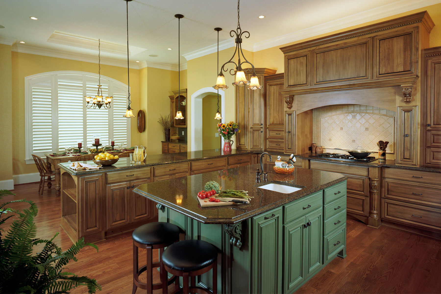 large-eatin-kitchen-wood-cabinets-traditional