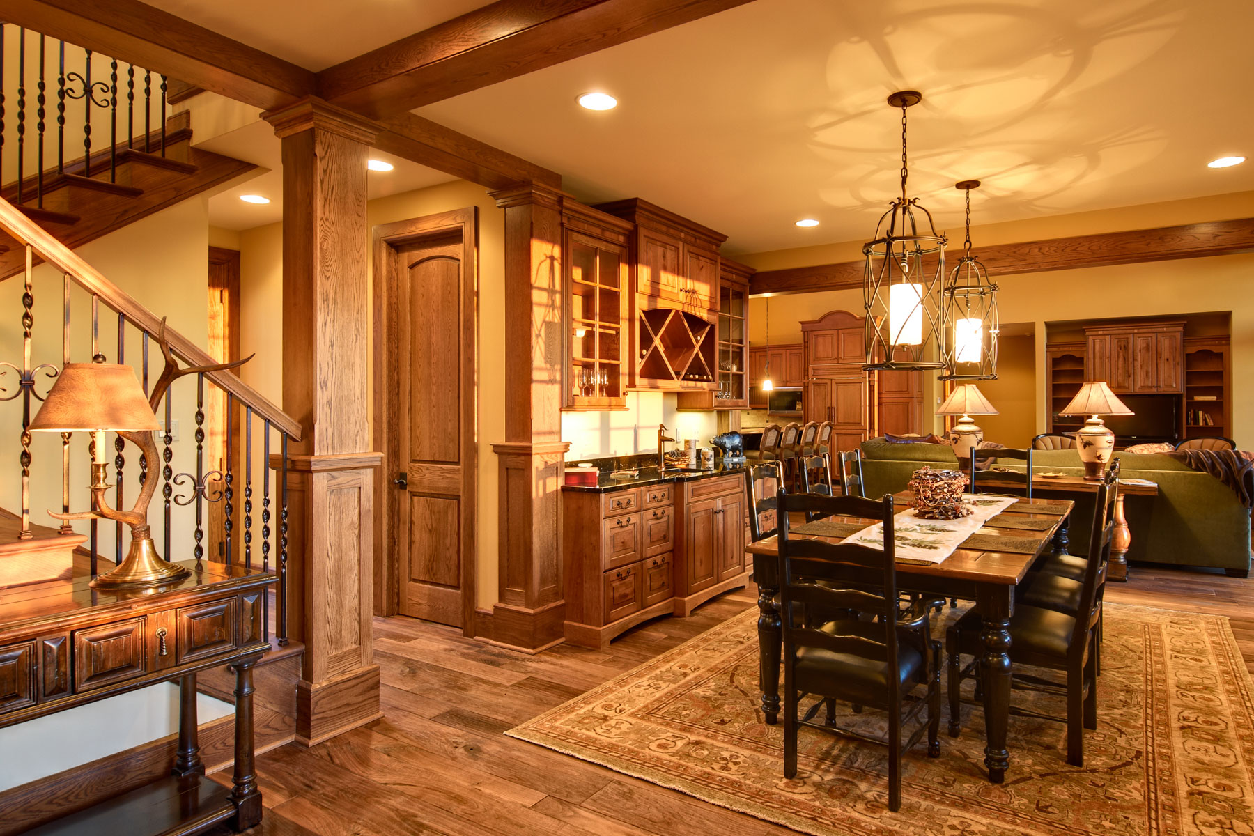 mountain-lodge-home-dining-room