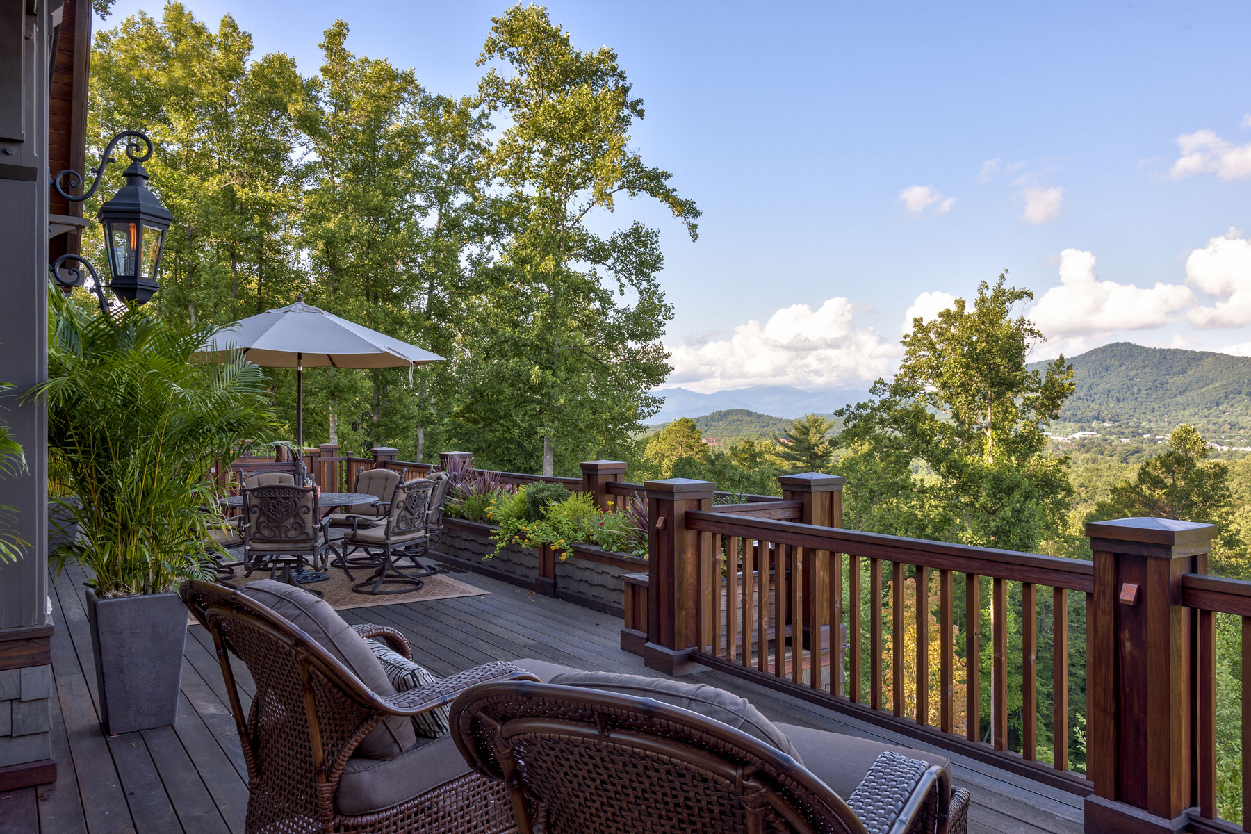 Deck along the entire backside of the home