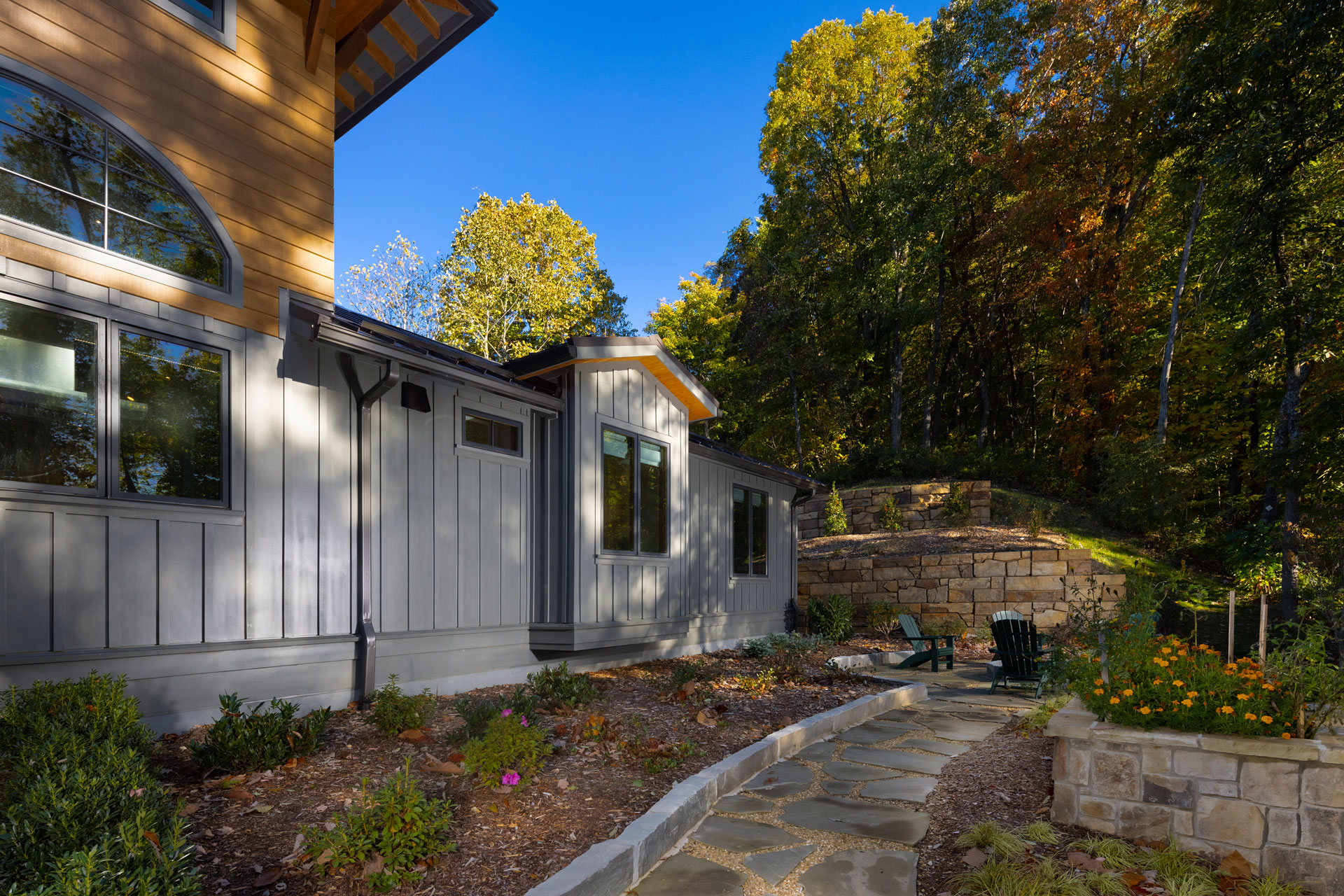 mountains-side-leveled-back-courtyard-fire-pit