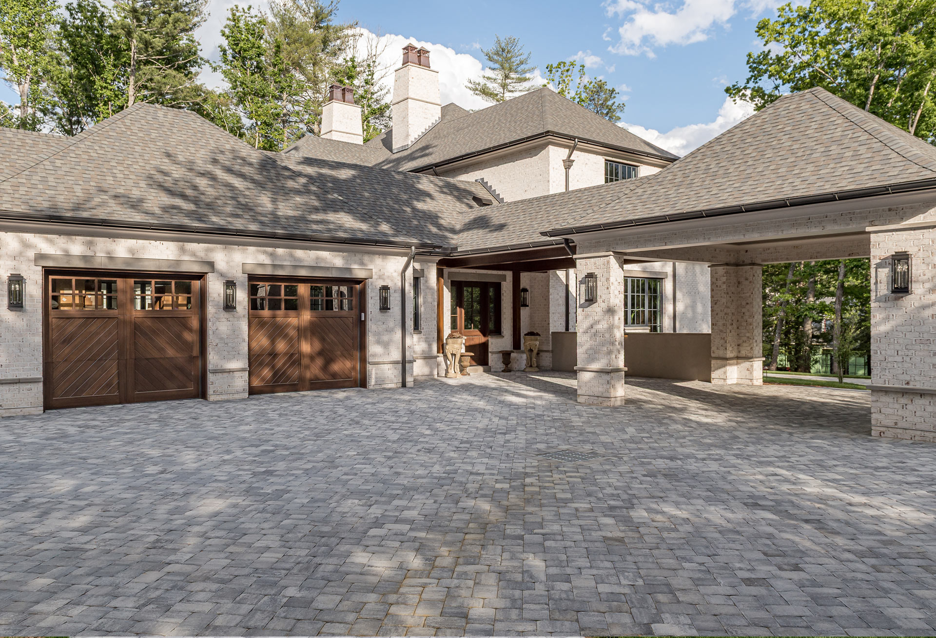 Brick-Manor-home-with-motor-court-por-cochere-pass